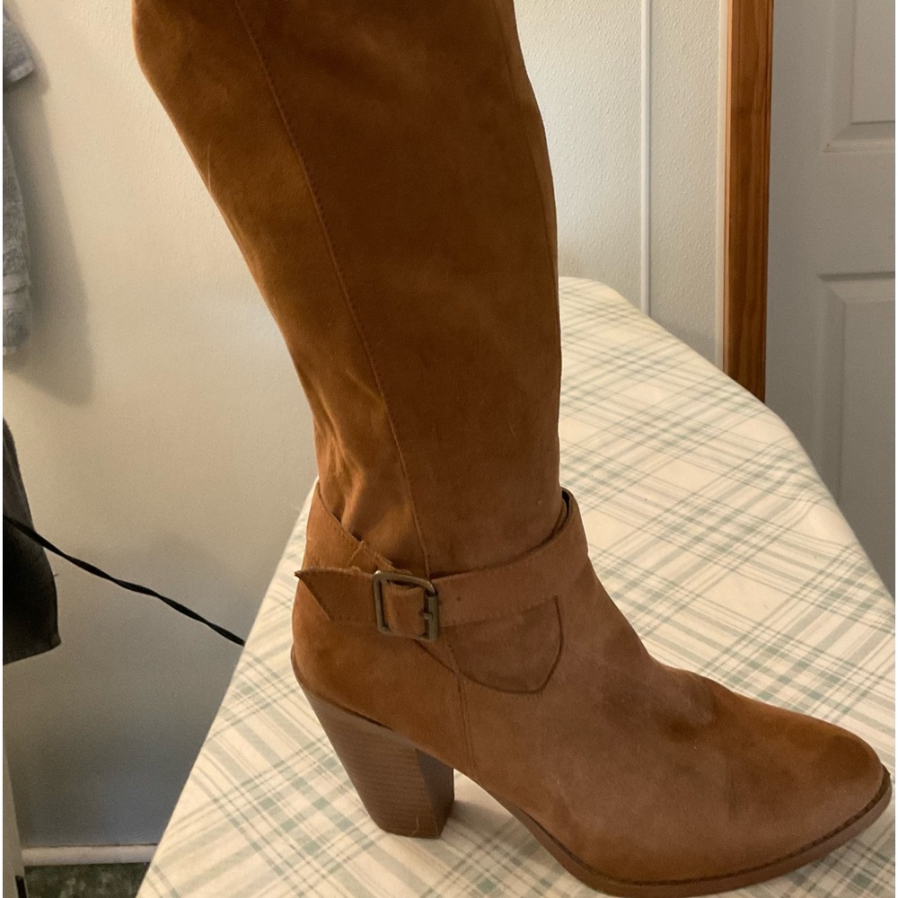 Brown suede boot